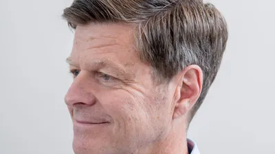 How Grey Blending Changed a 38 Year Old Consultant Look: Case Study